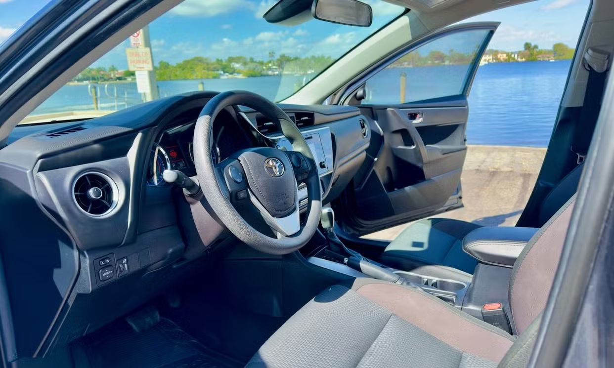 2018 Toyota Corolla LE photo 7